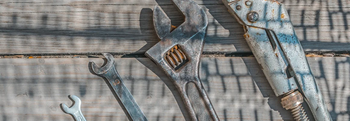 Drei Schraubenschlüssel auf Holz